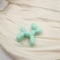 Détail de pendentif en acrylique chien ballon vert menthe montrant la belle finition. - Vert menthe