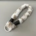 Lanière poignet téléphone fausse fourrure léopard mignon pendentif sac anti-perte - Dragonne en peluche beige + patch en tissu renforcé / Beige