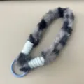 Elegante cordino da polso per telefono in morbido peluche leopardato con anello blu - Cinturino da polso in peluche blu-grigio + patch in tessuto / grigio-blu