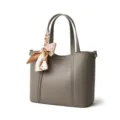 Borsa tote da donna in pelle grigia alla moda con foulard decorativo per ufficio. - Grigio scuro