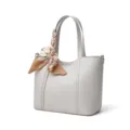 Borsa tote in pelle grigia variante con elegante foulard in seta stampata per lavoro. - Grigio chiaro