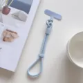 Primer plano de la correa de muñeca para teléfono azul claro con lengüeta y hebilla ajustable. - Azul Grisáceo Con Parche