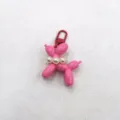 Porte-clés chien ballon en acrylique rose avec détail de collier de perles pour sacs. - Rose rouge
