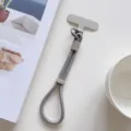 Correa de muñeca corta gris para teléfono con lengüeta y hebilla ajustable para uso seguro. - Gris Con Parche