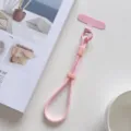 Détail de la lanière de téléphone rose avec curseur réglable et corde tissée durable pour usage quotidien. - Rose Avec Patch