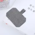 Vue rapprochée et détaillée d'un patch de lanière de téléphone portable en tissu gris. - Gris