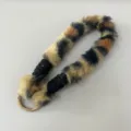 Jolie courroie de téléphone en peluche imprimé léopard lanière poignet pour femmes chic - Dragonne en peluche noir et kaki + patch en tissu renforcé / Noir & Kaki