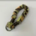 Laccetto da polso per telefono in peluche colorblock, ciondolo pelliccia per borse e chiavi. - Cinturino da polso in peluche verde militare + patch in tessuto rinforzato / Verde militare