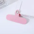 Detalle en primer plano de una lengüeta de cordón para teléfono móvil rosa con ojales metálicos. - Rosa
