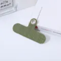 Vista detallada de la lengüeta para teléfono de tela verde con un ojal metálico resistente. - Verde Militar