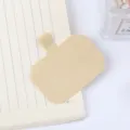 Primo piano di una toppa di fissaggio per cordino da telefono beige, dettaglio trama. - Bianco avorio
