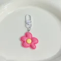 Gros plan sur le joli porte-clés fleur rose avec un centre jaune vif et un fermoir blanc. - [Rose rouge] Porte-clés fleur large