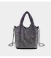 Vue détaillée du sac seau en strass étincelant avec bandoulière et poignée en métal. - Violet Dégradé