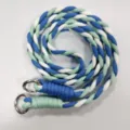 Lanière de téléphone tressée, sangle croisée tricolore bleu blanc vert avec anneaux métal. - Bleu Blanc Cyan