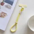 Correa de muñeca amarilla para teléfono con pestaña de fijación y anillo metálico - Amarillo Claro Con Parche