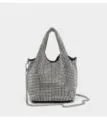 Détail de sac seau strass étincelant, pochette de soirée argentée avec bandoulière chaîne. - Argent