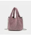 Détail gros plan du sac seau rose strass avec cristaux scintillants et chaîne argentée. - Rose
