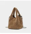 Détail de sac seau en strass montrant des diamants étincelants et une chaîne en métal. - Or
