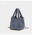 Détail de sac seau en strass présentant des cristaux étincelants et une chaîne métallique. - Bleu