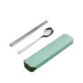 Tragbares Besteckset aus Edelstahl mit grünem Reiseetui für Essstäbchen und Löffel im Alltag genutzt. - 316 Originalfarbe 2-Teilig / Grün