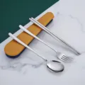 Tragbares Edelstahl Besteckset mit Löffel Gabel Stäbchen und Box für tägliche Reise. - Set aus Essstäbchen & Löffel (Edelstahl 316) / Blau und Gelb