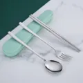 Tragbares Besteckset aus Edelstahl mit Löffel, Gabel, Stäbchen und grünem Etui für Reisen. - Set aus Essstäbchen & Löffel (Edelstahl 316) / Grün
