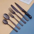 Set de couverts en acier inoxydable noir mat, élégants couteaux, fourchettes et cuillères de table. - Ensemble de 24 / Noir