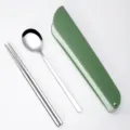 Set de couverts portables en inox avec boîte de rangement verte, baguettes et cuillère pour voyage. - Ensemble de Deux Pièces Cuillère et Baguettes Vert