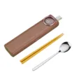 Tragbares Besteckset mit brauner Aufbewahrungsbox, gelben Stäbchen und Edelstahl-Löffel. - Brauner Bär / Legierung Stäbchen + Löffel