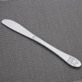 Couteau à dîner pour enfants en acier inoxydable avec gravure d'un joli petit ours. - Couteau de table pour enfant motif ours / Argent