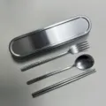 Tragbares Titan Besteckset mit Gabel Löffel Stäbchen und Aufbewahrungsbox in Silberfarbe - 3-teiliges Set: Reines Titan Essstäbchen, Gabel & Löffel mit 304 Stahlbox