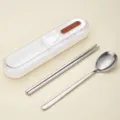 Tragbares Besteckset mit Stäbchen Löffel und Aufbewahrungsbox für Outdoor Reisen und Camping - 2-teiliges Set aus reinem Titan mit Stäbchen und Löffel inkl. PP-Box