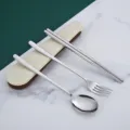 Edelstahl Besteckset tragbar dreiteilig Löffel Gabel Stäbchen fuer Reise und Schule - Set aus Essstäbchen & Löffel (Edelstahl 316) / Beige Braun