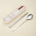 Tragbares reisebesteck set mit edelstahllöffel essstäbchen und aufbewahrungsbox für outdoor. - 2-teiliges Set aus Edelstahl 316 mit Löffel und Stäbchen inkl. PP-Box