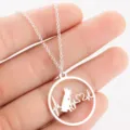 Close-up detail van zilverkleurige geometrische ronde hond hartslag hanger ketting stijlvolle sieraden - Stijl 4 / Staalkleur