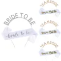 Braut Strass Haarreif und weiße Schärpe Set für Junggesellinnenabschied Hochzeit Deko Variante - Bride To Be 4-Teiliges Set / 4-teiliges Set / Silber (BRIDE TO BE)
