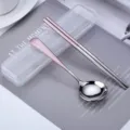 Ensemble de couverts portables en acier inoxydable avec manche rose et étui transparent. - Ensemble rose et argent