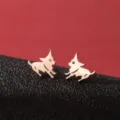 Pendientes de tuerca de perro en acero inoxidable oro rosa. Lindo accesorio de animal. - Estilo Perro Corriendo (781) / Rosa oro