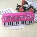 Estuche rosa con patrón de teclas de piano y notas, vista detallada para estudiantes. - Rosa