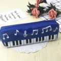 Estuche azul con teclas de piano y notas musicales, ideal para estudiantes y uso de oficina. - Azul marino