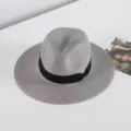 Primer plano del sombrero de paja gris, destacando la textura tejida fina y la cinta negra. - M (56-58cm) / Gris