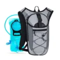 Detalle de la mochila de ciclismo gris con malla transpirable y bolsa de agua duradera. - Gris
