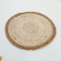 Gros plan détaillé du set de table rond en paille naturelle au design bicolore élégant. - Diamètre 30cm / Style 1 tresse de maïs au centre et bord en jacinthe d'eau 30 cm