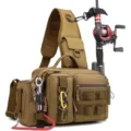 Sac de pêche tactique multifonctionnel kaki bandoulière poitrine avec porte-canne de pêche. - Kaki