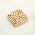 Dettaglio tappetino in erba intrecciato a mano, giocattolo da masticare naturale per uccelli. - Quadrato in Foglia di Mais / 15x15cm