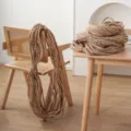 Φυσικό πλεγμένο σχοινί ράφιας για DIY ανθοδέσμες, χειροποίητη συσκευασία και ρετρό διακόσμηση. - Πλεξούδα γιούτας 3 κλώνων, πλάτος 1,3 εκ., 50 μ.