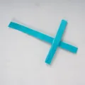 Primer plano detallado de una cruz tejida azul hecha a mano, mostrando textura y artesanía. - Cruces de cuerda de papel azul