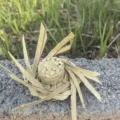 Sombrero miniatura de paja natural tejido a mano adorno para mascotas rústico decor. - Sombrero de paja