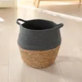 Vista dettagliata del cestino intrecciato bicolore con corda grigia e paglia naturale in casa. - Grigio scuro
