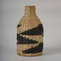 Détail de vase en paille tissée, jonc de mer naturel, motif noir décoration, style fait main. - Vase pansu en cosses de soja noir / 17*17*30 cm